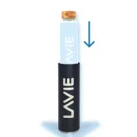 Coloque la botella de vidrio en la funda purificadora de agua LAVIE