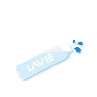 Servir agua purificada por el purificador de agua LAVIE