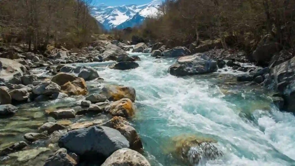 natürliche Wasserbewegung im Fluss
