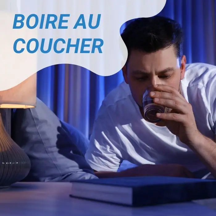 un hombre boit de l'eau avant de dormir