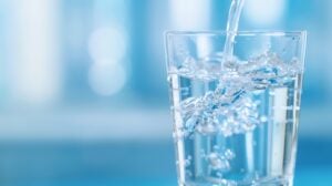 Verre d'eau pure filtrée
