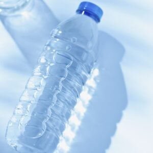 bouteille d'eau plastique danger